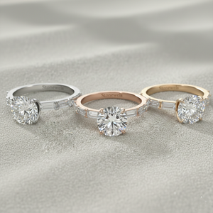 Anillo de Compromiso con Diamante Cultivado en Laboratorio Stonewels, Corte Baguette en el Centro y Piedras Laterales, Oro de 14K, Anillo de Novia de Lujo Certificado - Product Image 4