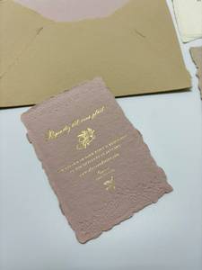 Invitations de mariage en papier fait main à bords festonnés, design luxueux, couleurs et style de lettrage personnalisés - Product Image 2