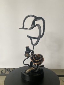 Estatua de Rosa de Hierro Forjado Khang Hung Phat, Pieza de Arte Decorativa con Acabado Pintado, Diseño Elegante para Decoración del Hogar y Jardín - Product Image 2