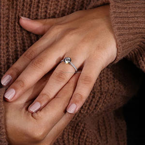 Anillo de compromiso de diamante cultivado en laboratorio de corte redondo de moda de oro blanco sólido de 18 quilates con ajuste de bisel pavimentado de tres lados para regalo de aniversario - Product Image 2