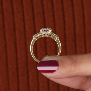 Bague de fiançailles en or jaune 14 carats avec trois diamants de laboratoire taille radiant certifiés IGI - Product Image 6