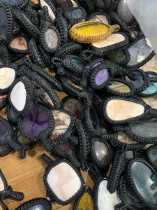 Venta al por Mayor de 1 kg de Colgantes de Macramé con Piedras Preciosas Naturales Mixtas, Joyería Unisex Hecha a Mano, Lote al por Mayor - Product Image 3