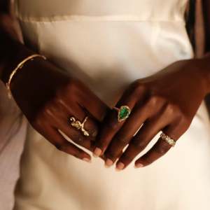 Anillo de Lujo con Esmeralda Verde en Forma de Pera, Chapado en Oro, con Acentos de Diamantes y Halo, Joyería Fina - Product Image 6