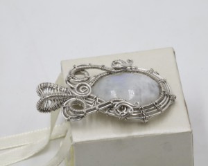 Colgante de Piedra Lunar Arcoíris con Alambre de Cobre, Tamaño Libre, Gema Natural, Joyería Hecha a Mano - Product Image 4