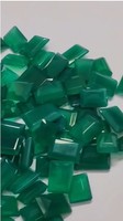 Lot de 4 : 120 pièces d'améthyste naturelle (560 carats), 81 pièces d'onyx vert (940 carats), 194 pièces de saphir de Bangkok (195 carats), 98 pièces de rubis de Bangkok (485 carats)