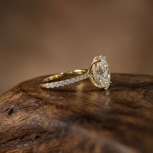 Anillo de compromiso y boda para mujer Aries Jewel Luxury de oro de 14 quilates con diamante cultivado en laboratorio certificado por IGI de 5 quilates con corte ovalado y banda pavé. - Product Image 2