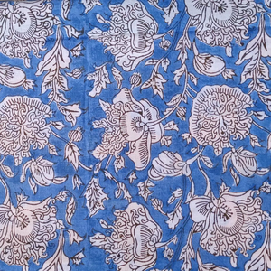 Tissu imprimé à la main en coton 100% bleu et blanc à motifs floraux |   Tissu de course botanique Mughal de Jaipur en gros - Product Image 2