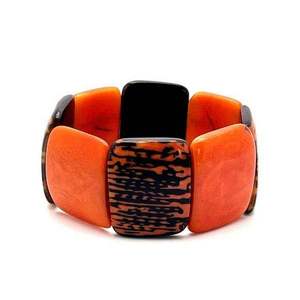 Brazalete Abierto de Resina Translúcida Verde con Diseño Floral, Moderno y Elegante para Mujer - Product Image 2