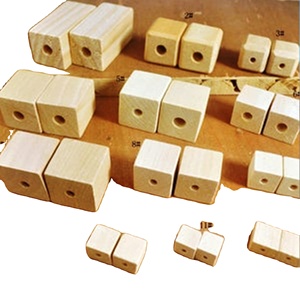 Perles en bois carrées, forme personnalisée et perles en bois colorées, façonnées et dimensionnées à la main, produit artisanal indien - Product Image 1