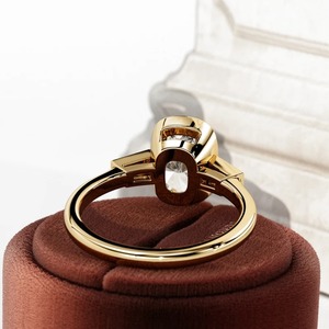 Bague en or avec trois diamants de laboratoire taille coussin de 2 carats, design élégant, certification IGI, clarté VVS, pour femme - Product Image 4