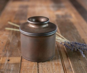 Beurrier de style vintage utilisé pour conserver le beurre frais dans la cuisine ou le réfrigérateur dans les cafés et restaurants à thème rétro. - Product Image 2