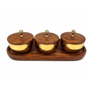 Élégant ensemble de 3 bols en bois d'acacia avec couvercles en métal doré martelé et plateau de service pour fruits secs, noix et dattes - Product Image 1