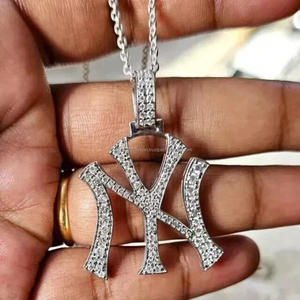 Colgante con Iniciales de Nueva York con Diamantes Cultivados en Laboratorio VVS en Plata de Ley 925 Chapada en Rodio, Joyería Hip Hop - Product Image 1