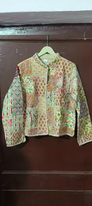 Veste Kantha réversible bohème pour femme, design patchwork matelassé avec rembourrage en coton, manteau d'automne-hiver pour les fêtes - Product Image 2