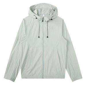 Chaquetas cortavientos de estilo urbano diseñadas para looks urbanos y uso diario. - Product Image 5