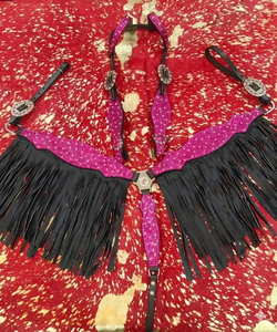 Ensemble de harnais et de collier de poitrine pour cheval occidental en cuir, avec détails décoratifs en perles et conchos, et sangles réglables. - Product Image 4