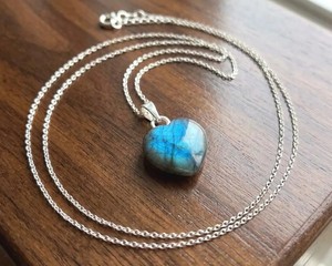 Collier pendentif cœur en labradorite, pierre précieuse à reflets bleus, bijoux minimalistes bohèmes de luxe faits à la main, cadeau pour femmes - Product Image 4