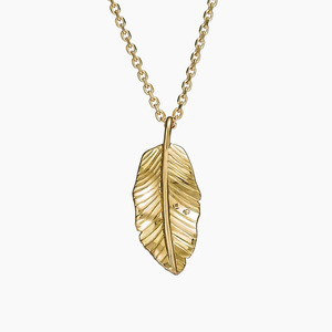 Collar de Oro con Colgante de Hoja Esculpida y Diamantes - Product Image 1