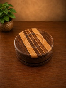 Échiquier en bois massif fait main au design moderne, finition noyer, forme personnalisable – Décoration de luxe pour la maison et les mariages, marque personnalisée - Product Image 6