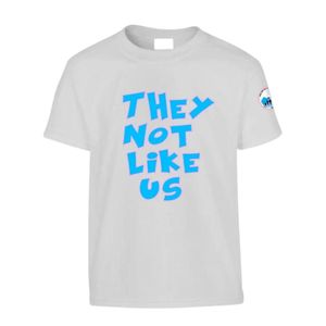 เสื้อยืดแขนสั้นลายกราฟิกสีเทาอ่อนสำหรับวัยรุ่น ลายพิมพ์ตัวอักษรสีน้ำเงินเข้ม "They Not Like Us" คอกลม สวมใส่สบายๆ สำหรับวัยรุ่นในชีวิตประจำวัน - Product Image 1