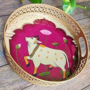 Plateau décoratif artisanal traditionnel en acier inoxydable avec motif de vache, fond vert, bordure en cuivre - Product Image 2