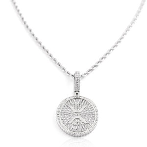 Colgante de Plata Bañada en Rodio con Diseño de Criptomonedas XRP y Cadena de Cuerda, Estilo Iced Out - Product Image 1