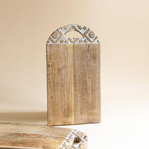 Exquisita Tabla de Cortar de Madera de Nogal con Intrincado Detalle de Asa Arqueada Tallada a Mano y Acabado con Detalles en Blanco Lavado - Product Image 3