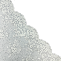 Chemin de table élégant et moderne en dentelle géométrique blanche, mélange polyester/coton, motif tissé brodé, forme rectangulaire 40x200cm