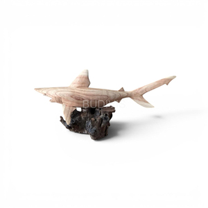 Statue de requin blanc en bois faite à la main, base de présentation rustique en bois flotté, décoration d'intérieur nautique, accent de vie marine - Product Image 3