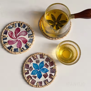 Ensemble de sous-verres en rotin, sous-verres floraux incrustés de nacre, sous-verres en mosaïque de coquillages avec bord tressé pour la maison et les cafés - Product Image 5