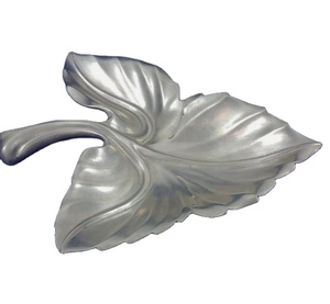 Plateau de service et vase de sol en métal argenté en forme de feuille pour la décoration intérieure et comme centre de table de cuisine - Product Image 1