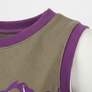 Conjunto deportivo sin mangas con estampado floral de 2 piezas para mujer, con top con cuello redondo y pantalones cortos por encima de la rodilla en verde oliva y morado - Product Image 4