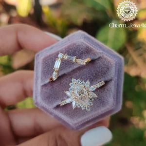 Bague de Fiançailles et d'Éternité Classique pour Femme Charm_Jewells en Argent Plaqué Or Rose 18K avec Moissanite Taille Coussin et Sertissage à Griffes IGI - Product Image 2