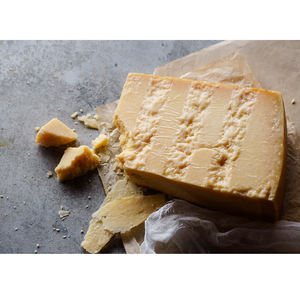Queso Parmigiano en cajas grandes para mayoristas, importadores y distribuidores de alimentos - Product Image 1