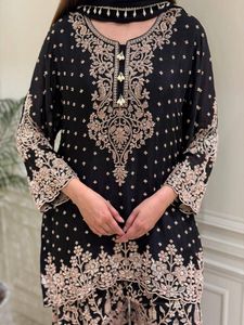 Ensemble prêt-à-porter entièrement cousu comprenant un haut en faux georgette avec broderie de designer Jari et de sequins, un pantalon palazzo et un dupatta. - Product Image 5