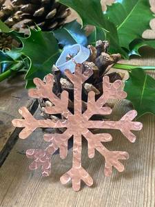 Adornos Colgantes de Copos de Nieve Metálicos con Diseño Martillado a Precio de Mayoreo - Product Image 3