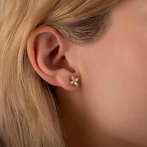 ต่างหูเพชรทรงคลาสสิกแบบปลูกในห้องปฏิบัติการ 8 ขา ตัวเรือนทองคำขาว 14K ดีไซน์ทันสมัย เหมาะสำหรับใส่ทุกวัน งานแต่งงาน งานปาร์ตี้ ได้รับการรับรองจาก IGI - Product Image 1