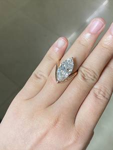Bague de fiançailles en or avec diamant solitaire taille marquise de 5 carats, monture ouverte avec sertissage partiel, certifiée IGI - Product Image 4