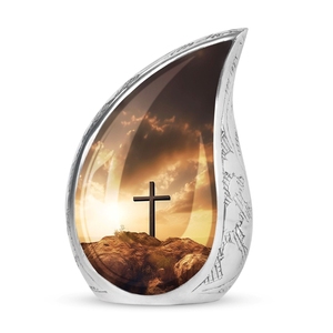 Cruz de la Esperanza: Urna de Plata Grabada en Forma de Lágrima con Incrustaciones Detalladas del Monte Calváriano y Adornos Laterales Intrincados Tallados a Mano - Product Image 1