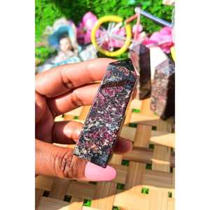 Obélisque en cristal d'eudialyte naturel Chakralume |   Pierre de méditation de luxe en matrice noire et rouge vin profond, polie à la main, pour la guérison - Product Image 4