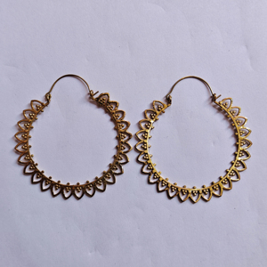 Pendientes de Aro Hechos a Mano con Filigrana Dorada Festoneada, Joyería Étnica Boho con Diseño Intrincado - Product Image 1