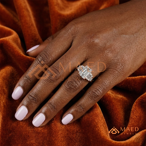 แหวนมอสซาไนต์ทรงเอเมอรัลด์สีโรสโกลด์สุดหรู แหวนวันครบรอบทรงบาแกตต์แบบไล่ระดับ ดีไซน์โดดเด่น เครื่องประดับคุณภาพสูง - Product Image 4