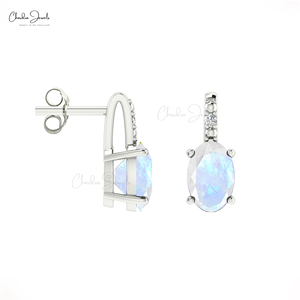 Boucles d'oreilles clous en or massif 14 carats avec pierre de lune naturelle 6x4mm sertie à griffes et accentuées de diamants, fermoir poussoir, vente en gros - Product Image 3