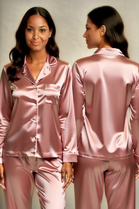 Ensemble de pyjama en satin rayé rose pour femmes, manches longues, col rabattu, fermeture à boutons, vêtements de nuit classiques - Product Image 1