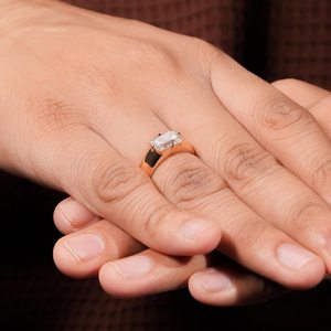 แหวนแต่งงานวินเทจสำหรับผู้ชาย ทองคำแท้ 14k พรีเมียม ประดับเพชรแล็บโกรว์ทรงเอเมอรัลด์ 1.50 กะรัต E VVS พร้อมใบรับรอง IGI - Product Image 5