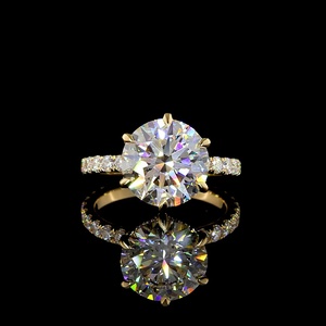Anillo de compromiso con diamante cultivado en laboratorio de 4 quilates, corte brillante redondo, certificado por IGI, oro amarillo de 14K, 6 puntas, VVS1, banda pavé de moissanita - Product Image 1