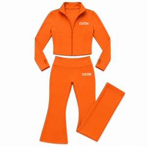 Conjunto de yoga naranja para mujer con logotipo personalizado, chaqueta con cuello alto y cremallera completa, pantalones acampanados de cintura alta, conjunto deportivo de dos piezas para invierno. - Product Image 3