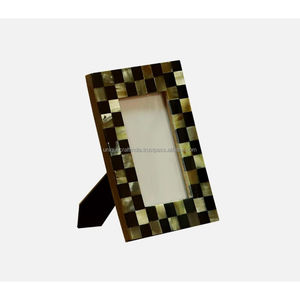 Cadre photo en bois artisanal avec panneau géométrique croisé noir et ivoire, décoration contemporaine et audacieuse - Product Image 2