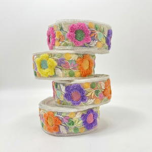 Dentelles brodées multicolores avec travail au fil, motifs vibrants et finitions détaillées pour vêtements et artisanat. - Product Image 1