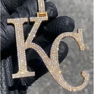 จี้เพชรโมอิสซาไนต์แท้ทรง CONCEPTION แบบกำหนดตัวอักษรได้ ชุบทองคำขาว 14K เงินแท้ สำหรับผู้หญิง สไตล์ฮิปฮอป GRA - Product Image 1